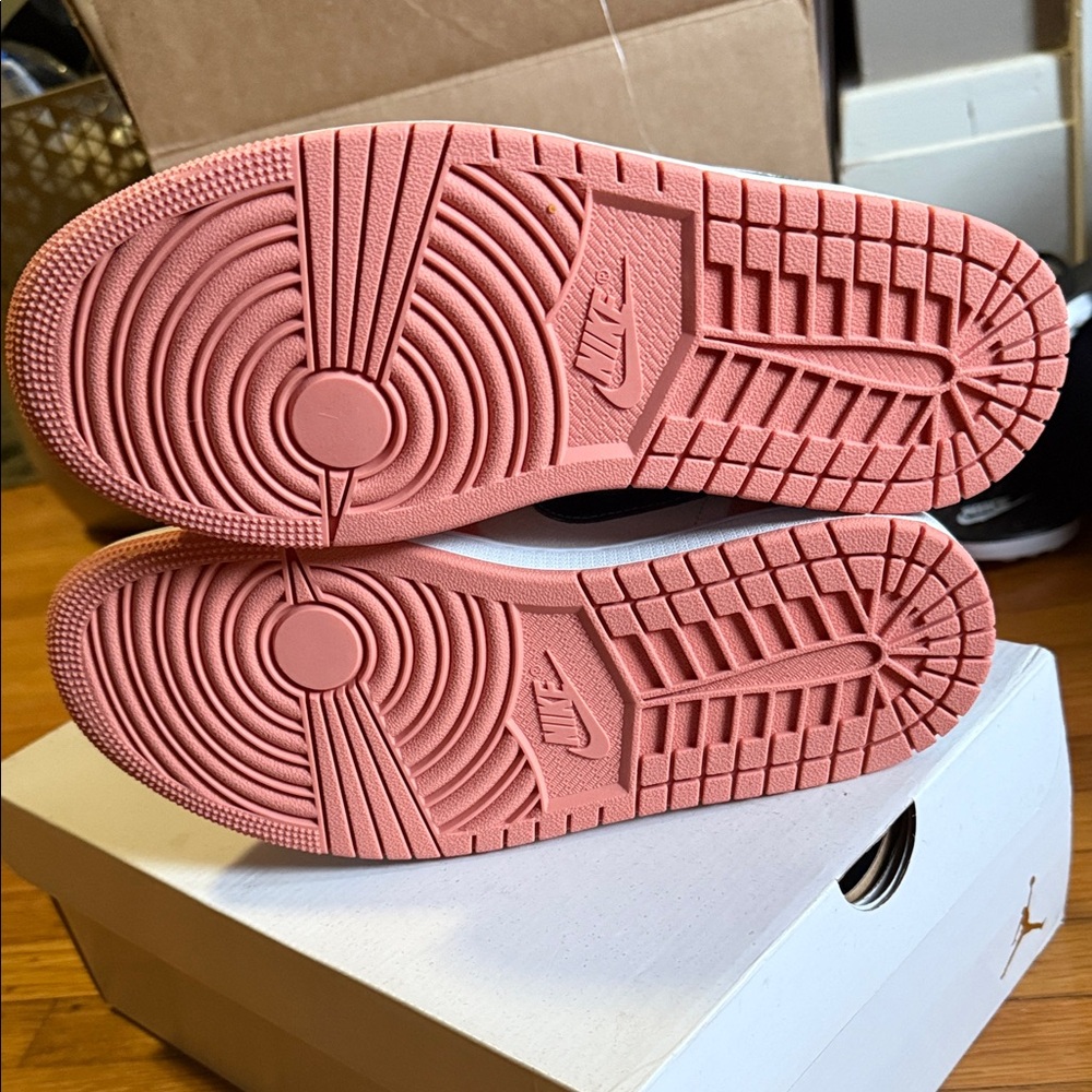 Jordan 1 low Athletic Shoes Pink and Green - Picture 6 of 6